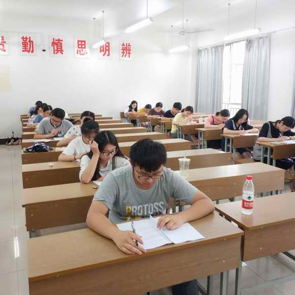 外院学生进行技能实训.jpg