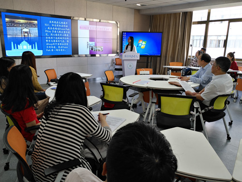 图为交流生在汇报学习成果_副本.jpg