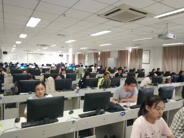 计科学院学生进行专业实训.jpg