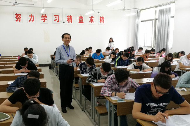 朱汉清书记巡视考场