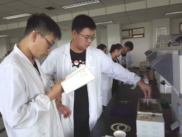 化院学生进行实验技能训练.jpg