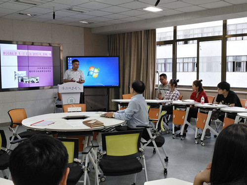 图为赵宜江校长与学生交流_副本.jpg