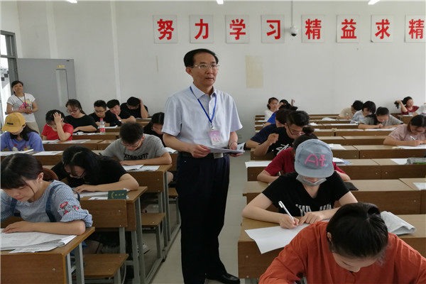 图为领导巡视考场.jpg