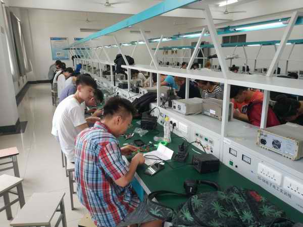 物电学院进行专业实训.jpg